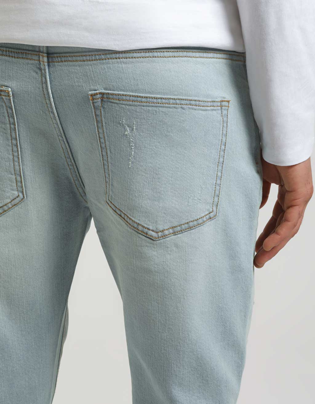 Jeans regular fit con strappi