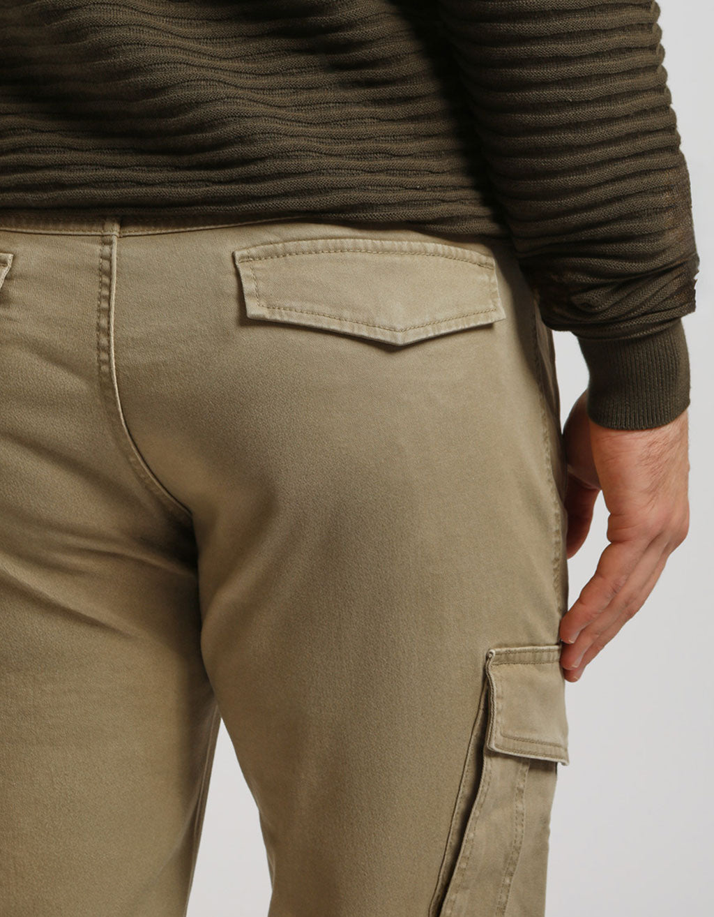 Pantaloni cargo con elastico alle caviglie