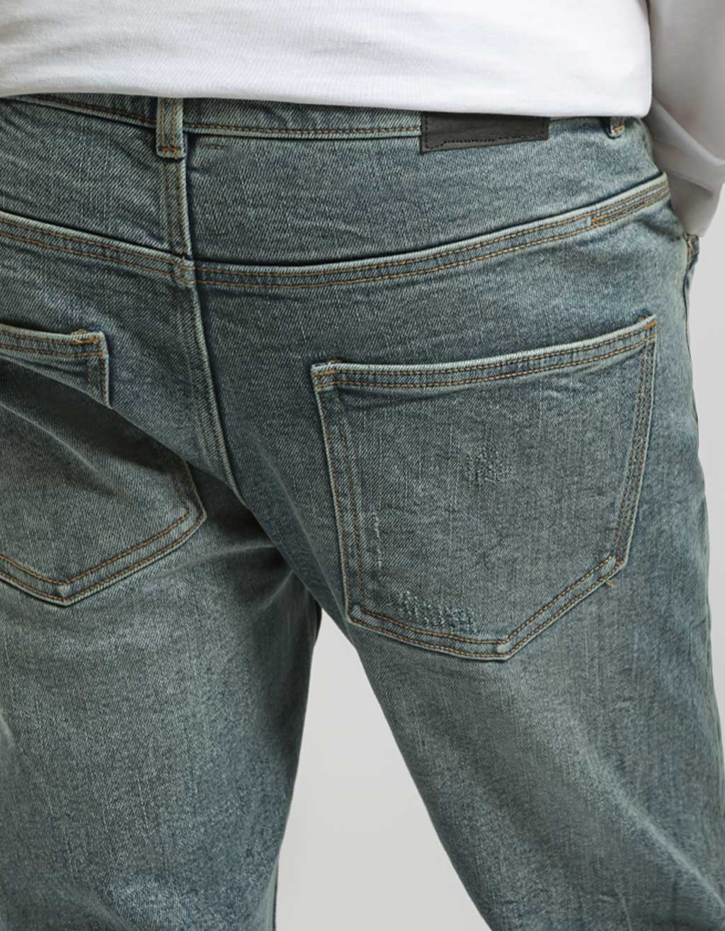 Jeans regular fit con strappi