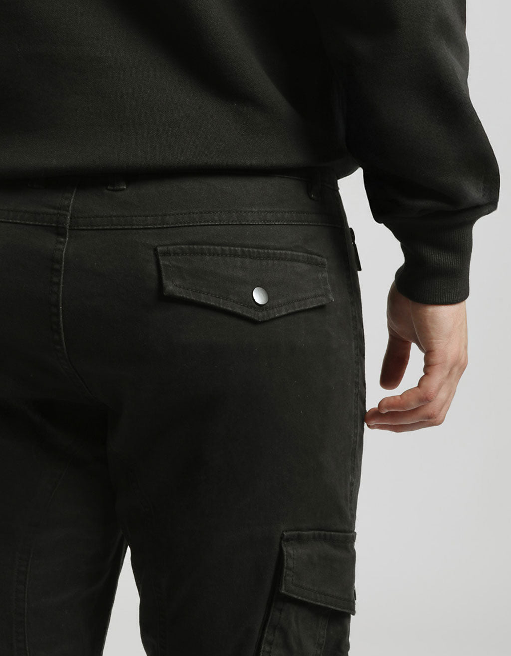 Pantaloni cargo con elastico alle caviglie