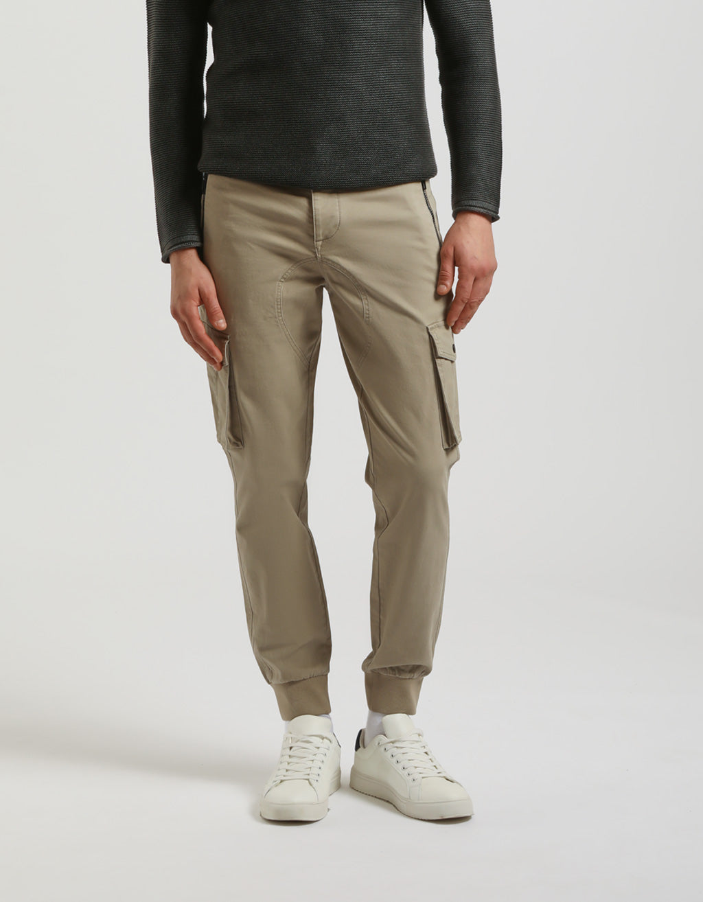 Pantaloni cargo con elastico alle caviglie