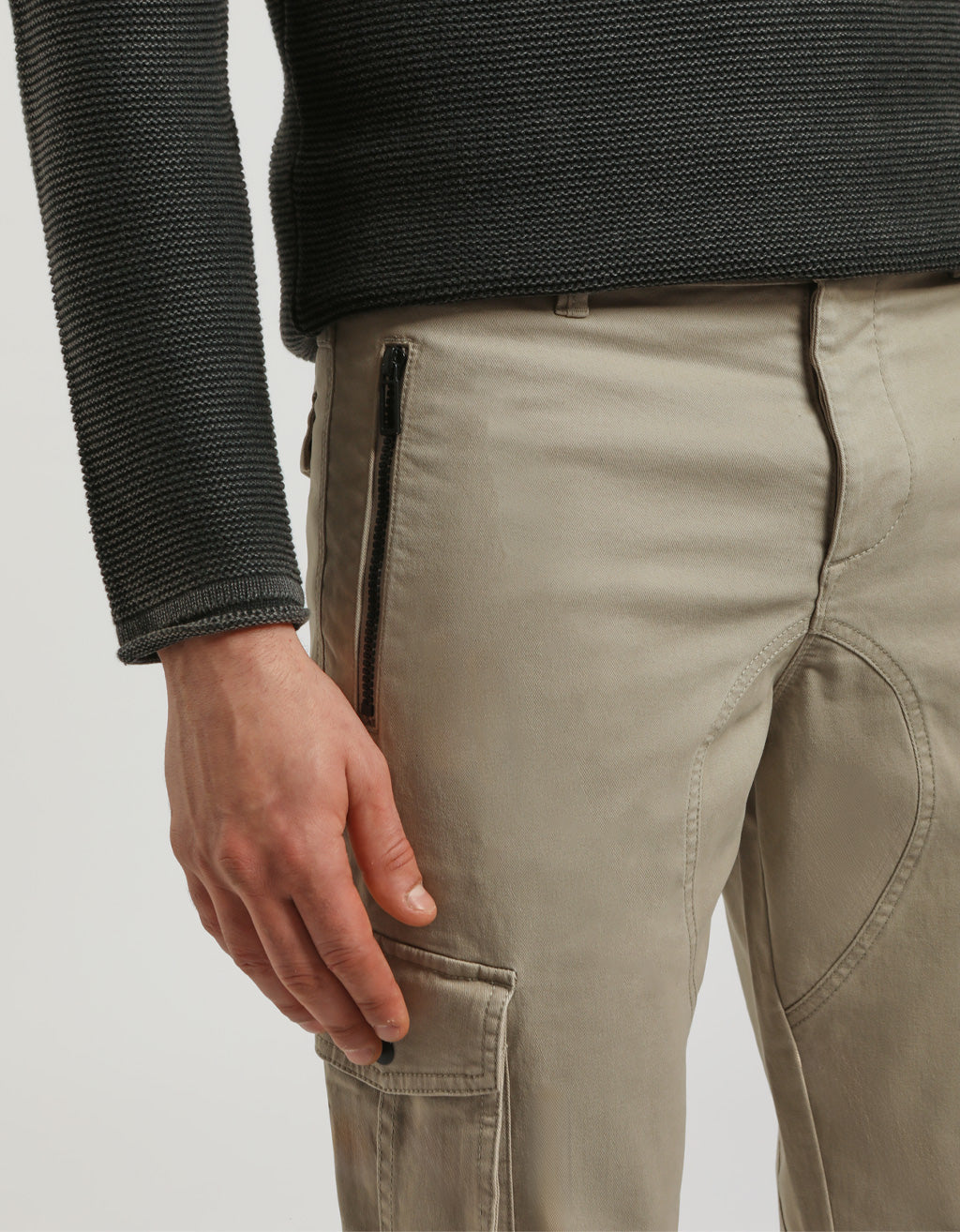 Pantaloni cargo con elastico alle caviglie