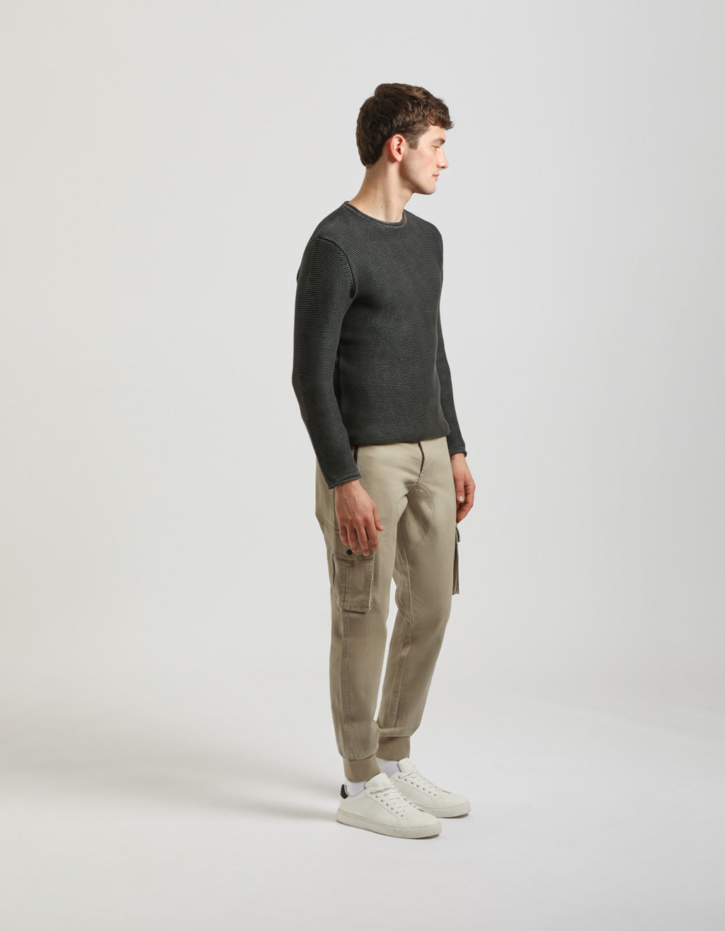 Pantaloni cargo con elastico alle caviglie