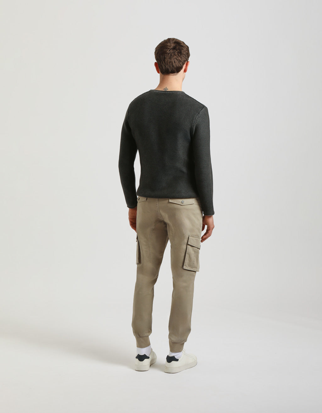 Pantaloni cargo con elastico alle caviglie