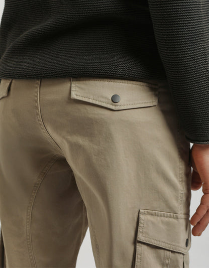 Pantaloni cargo con elastico alle caviglie
