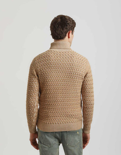 Maglia collo alto con treccia