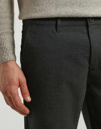 Pantaloni chino con microfantasia a quadri