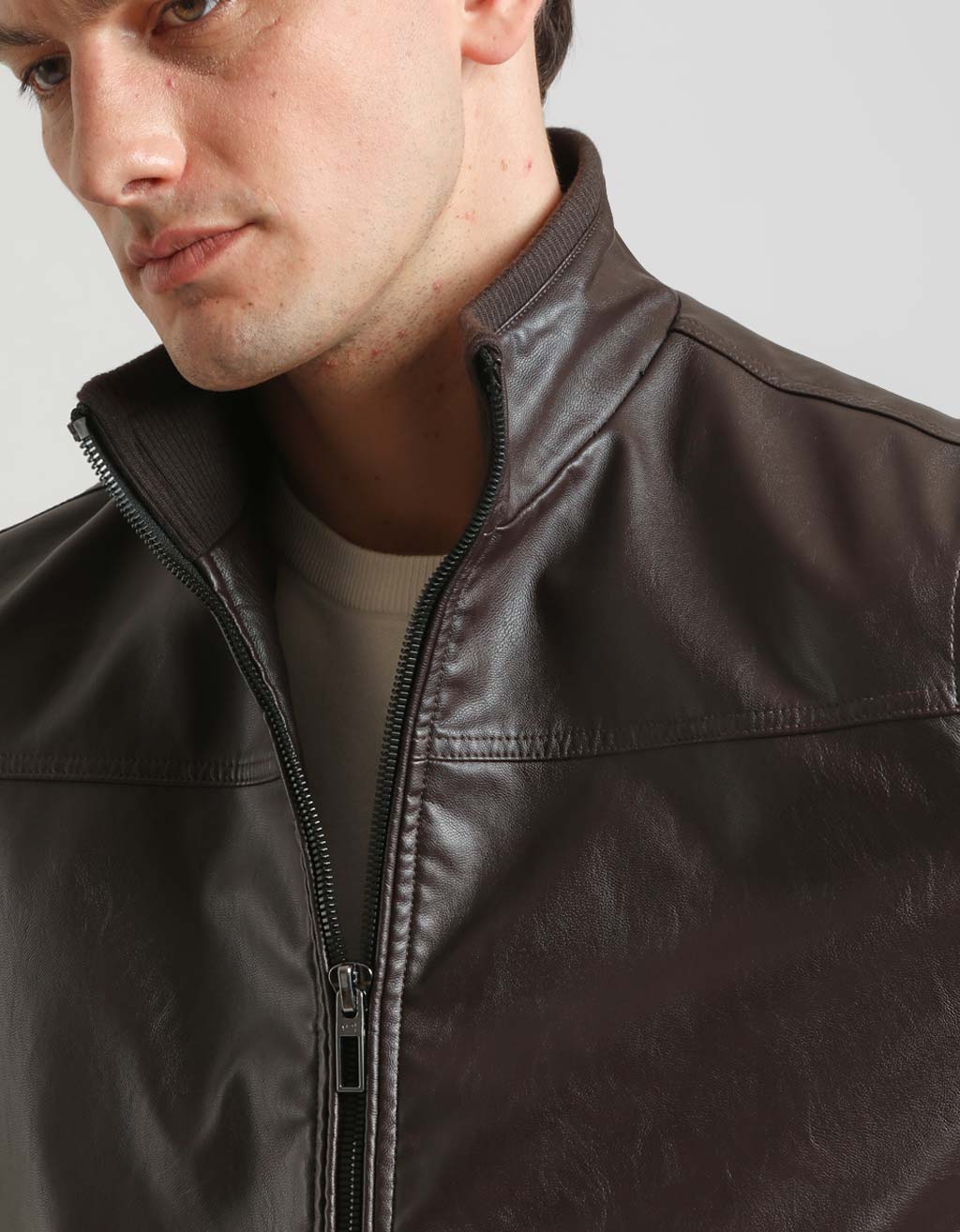 Giubbotto effetto pelle con collo lupetto