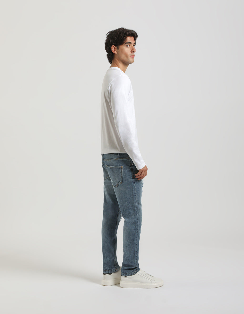 Jeans regular fit con strappi