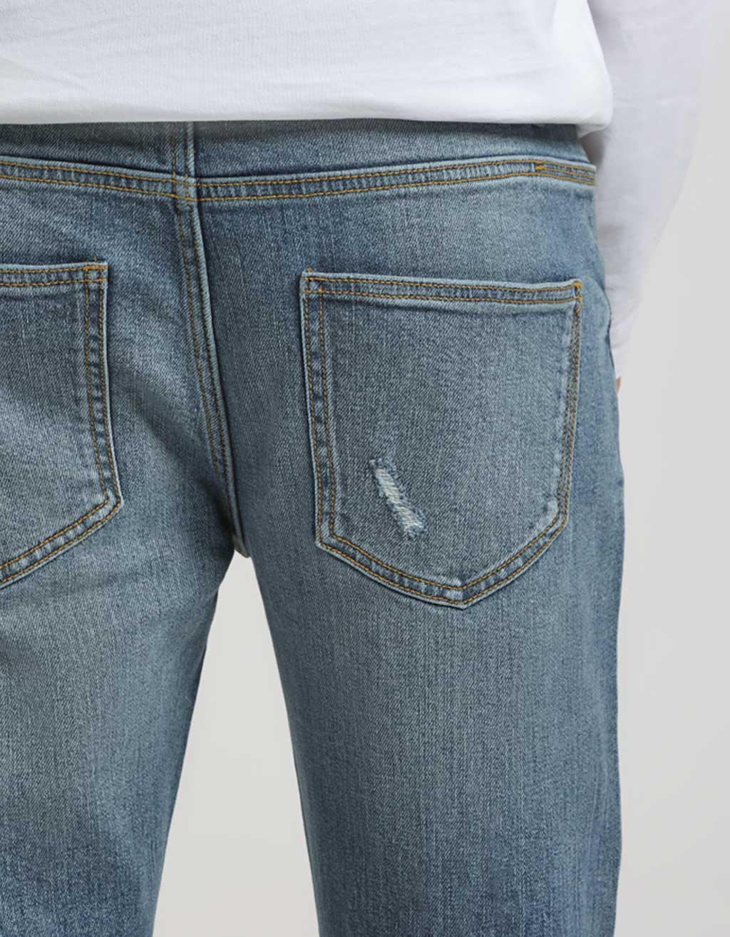 Jeans regular fit con strappi