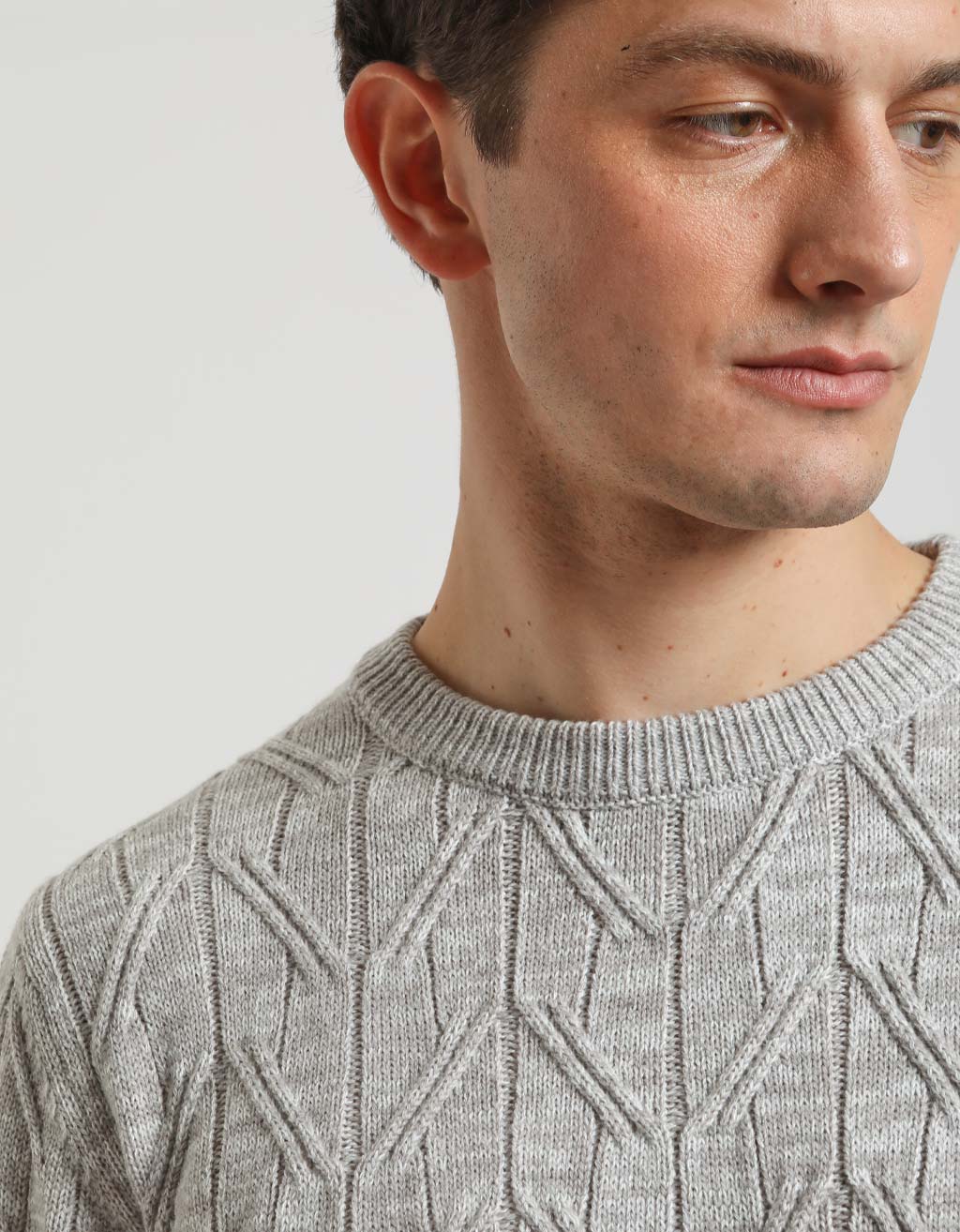 Maglia girocollo con treccia