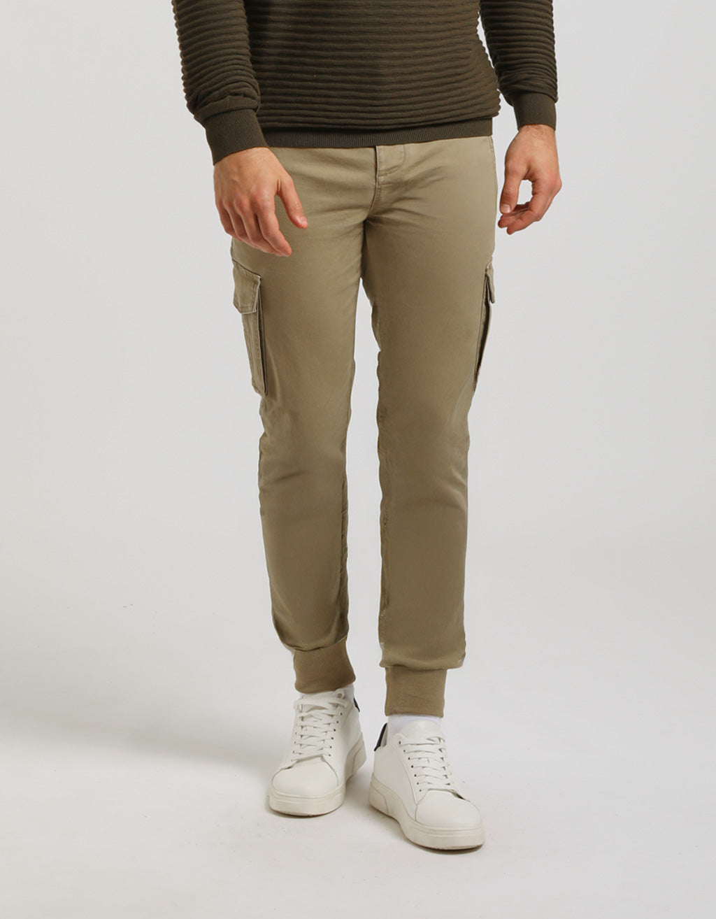 Pantaloni cargo con elastico alle caviglie