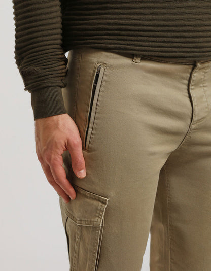 Pantaloni cargo con elastico alle caviglie