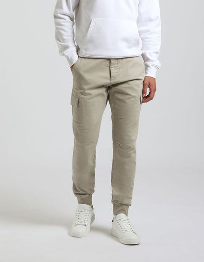 Pantaloni cargo con elastico alle caviglie