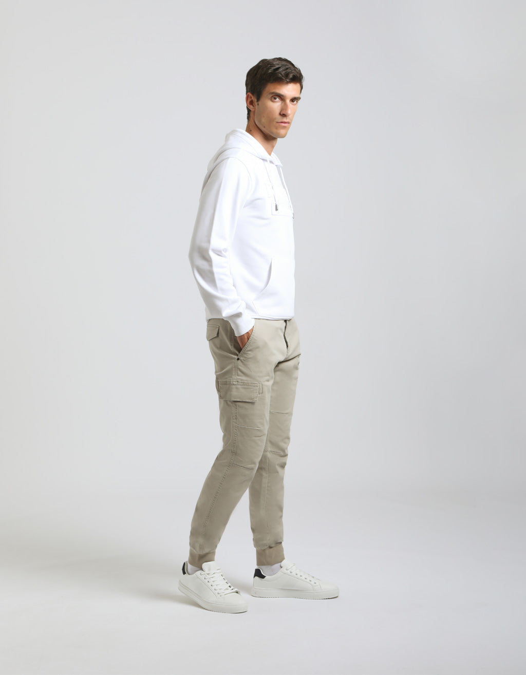 Pantaloni cargo con elastico alle caviglie