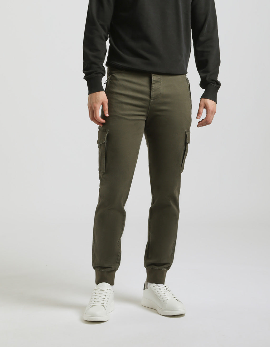 Pantaloni cargo con elastico alle caviglie