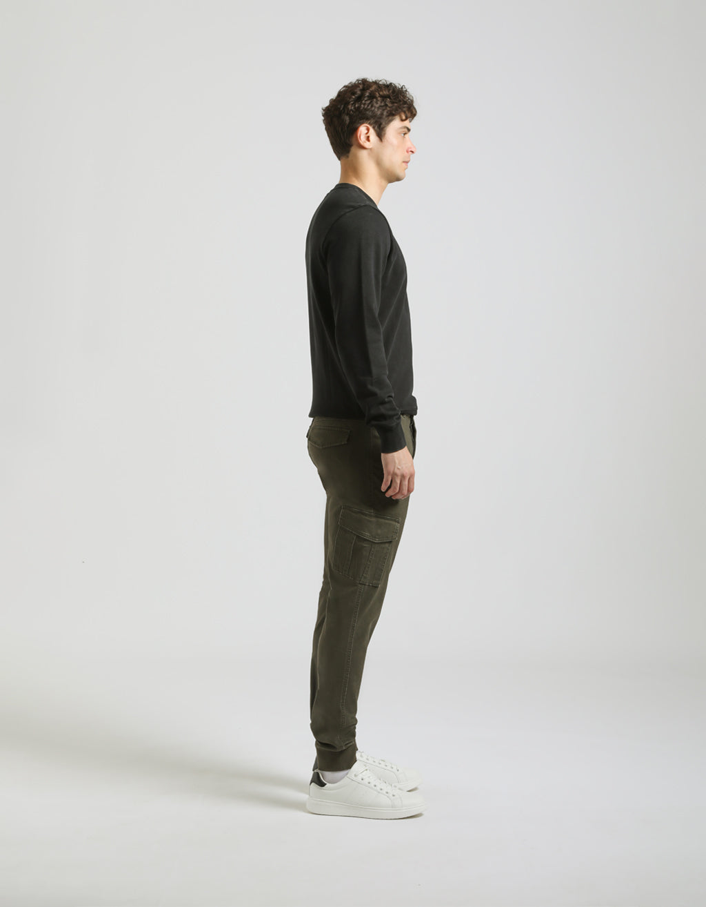 Pantaloni cargo con elastico alle caviglie