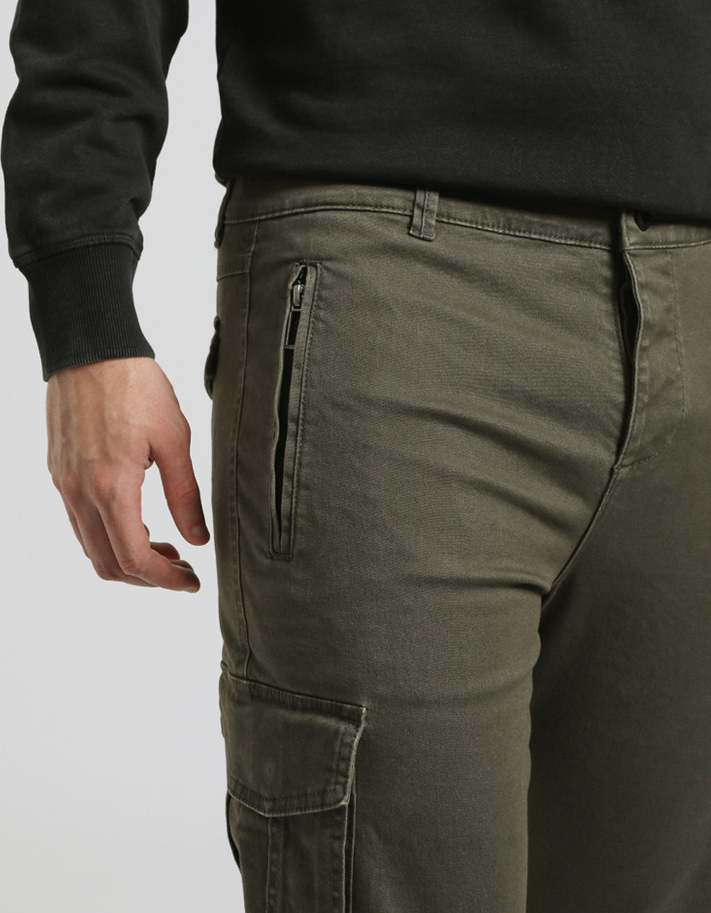 Pantaloni cargo con elastico alle caviglie