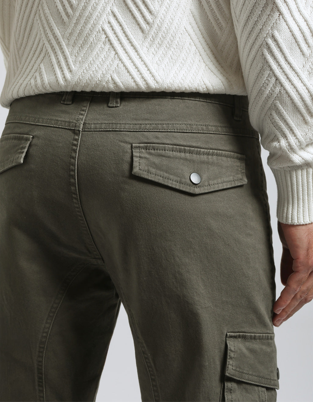 Pantaloni cargo con elastico alle caviglie