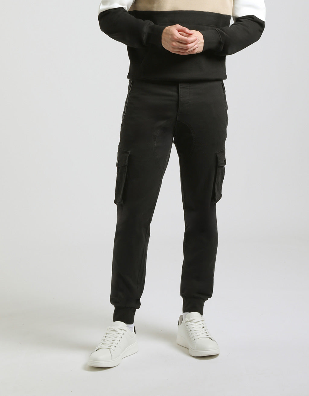 Pantaloni cargo con elastico alle caviglie