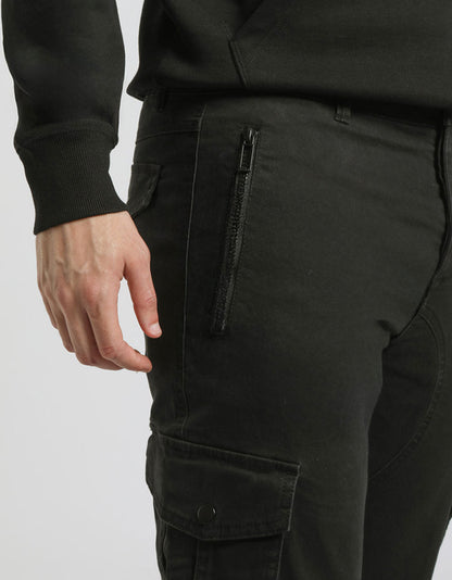 Pantaloni cargo con elastico alle caviglie