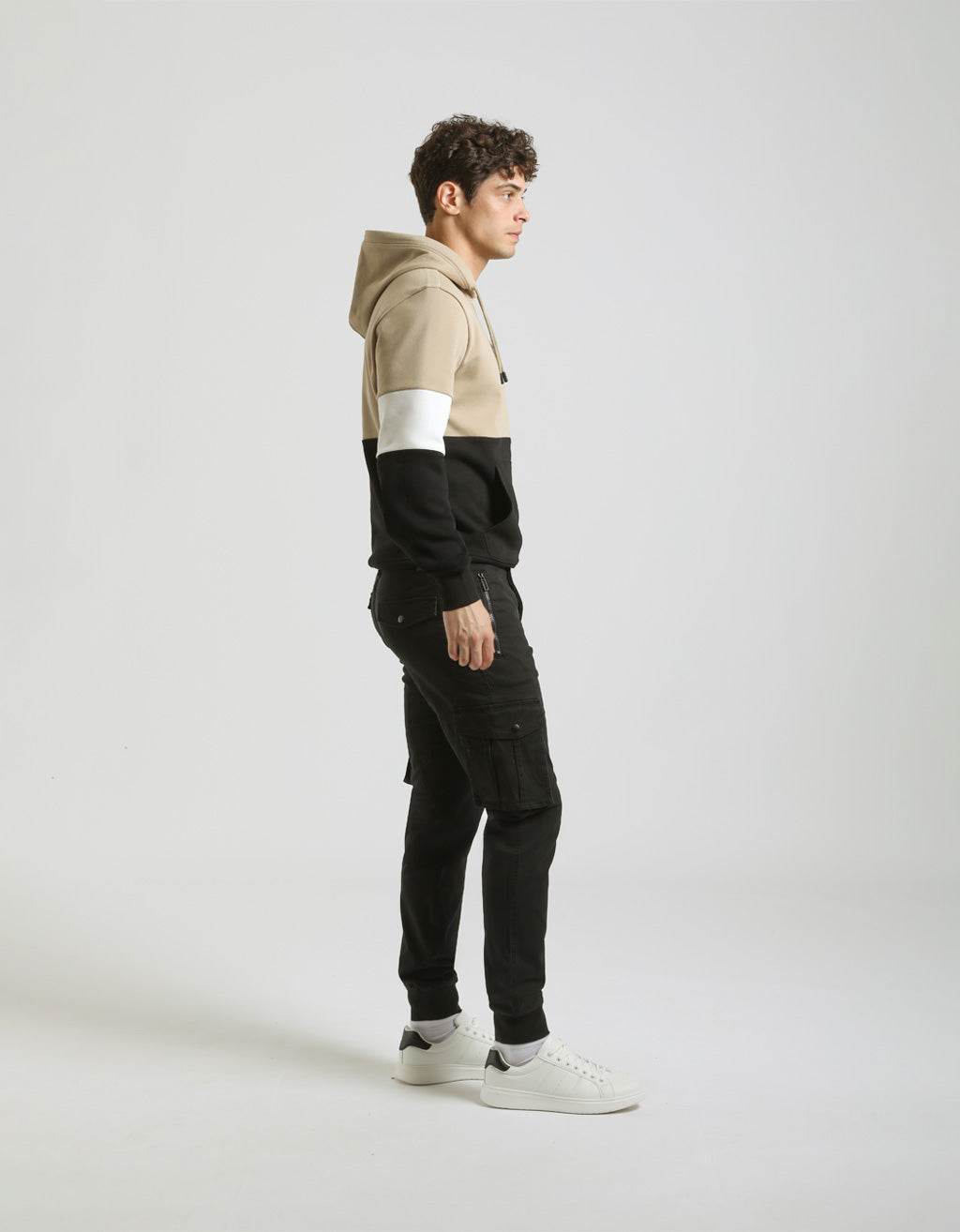 Pantaloni cargo con elastico alle caviglie