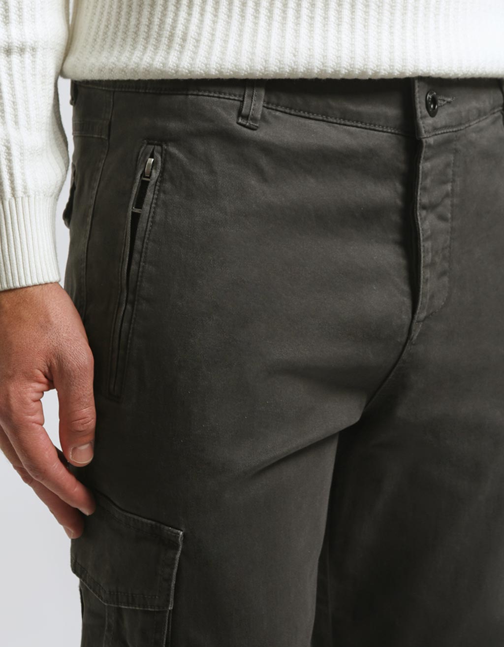 Pantaloni cargo con elastico alle caviglie