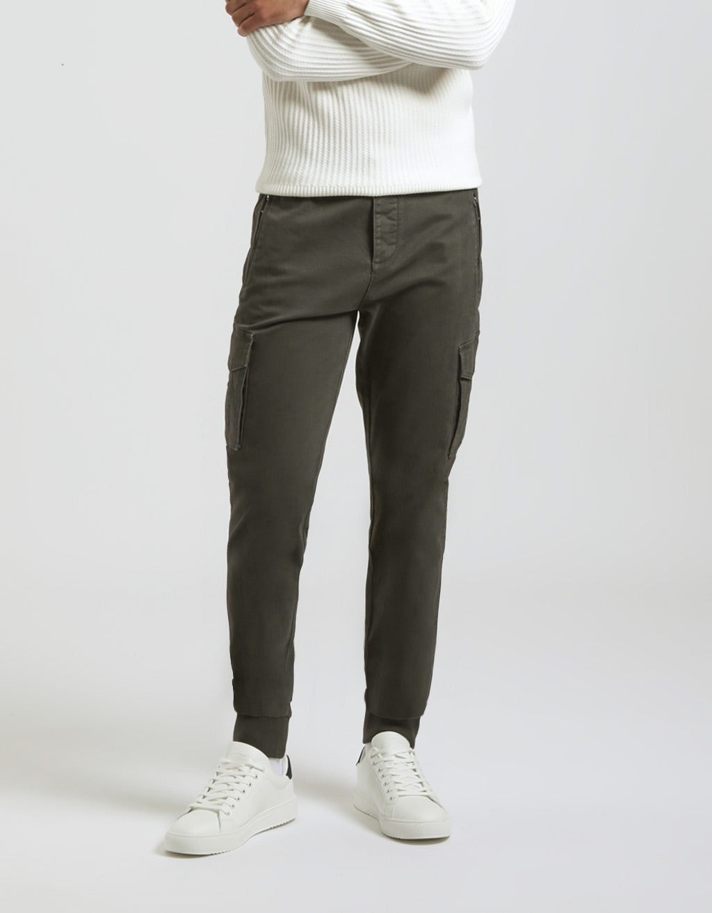 Pantaloni cargo con elastico alle caviglie