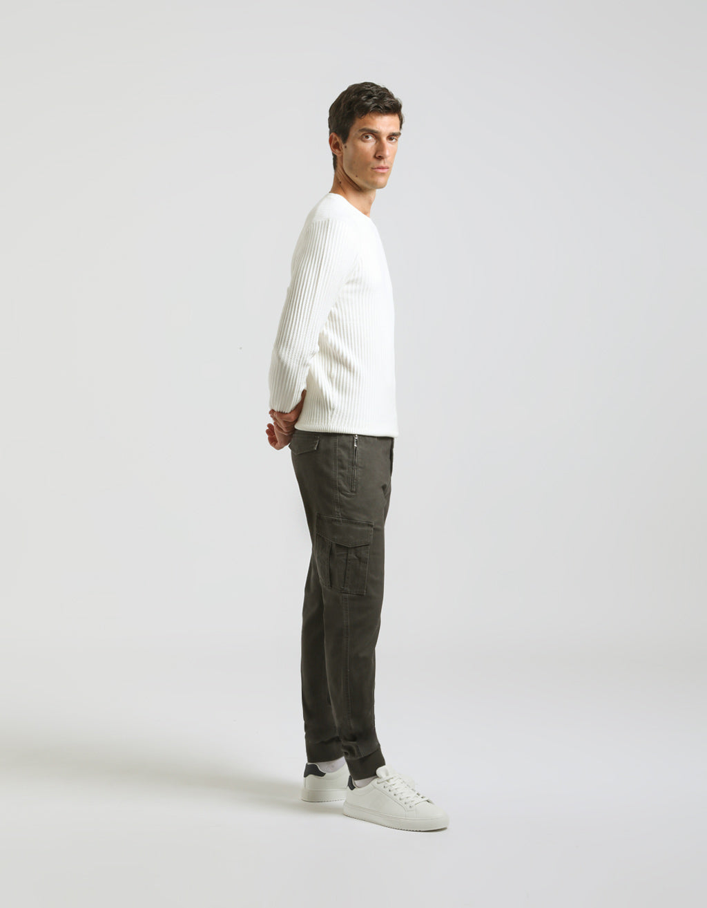 Pantaloni cargo con elastico alle caviglie