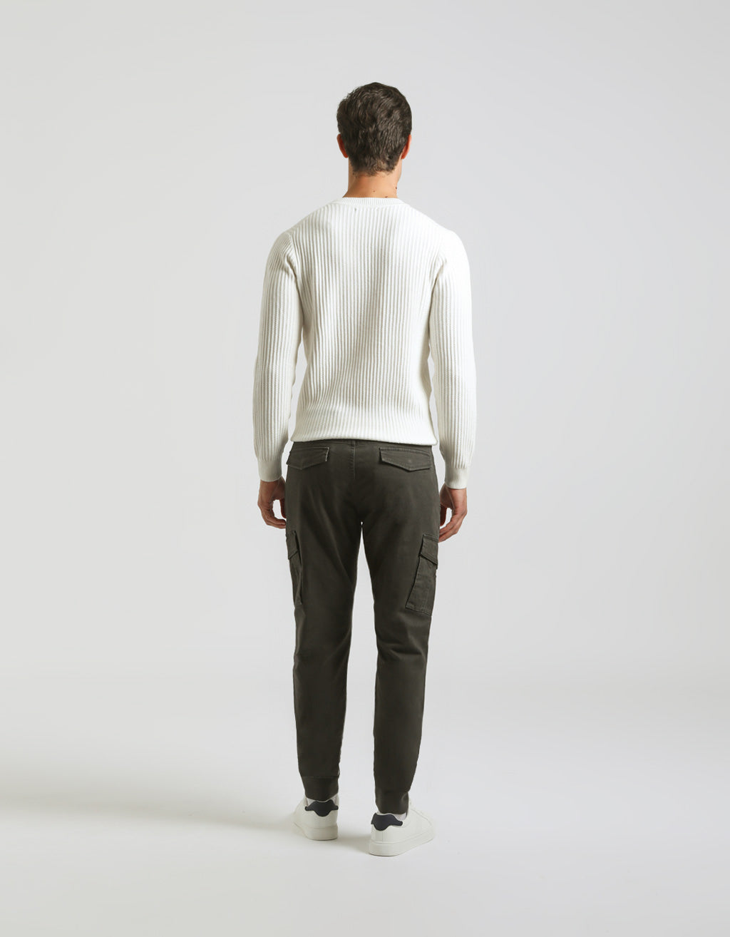 Pantaloni cargo con elastico alle caviglie