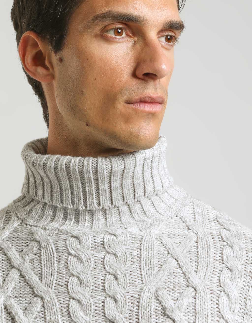 Maglia collo alto con treccia